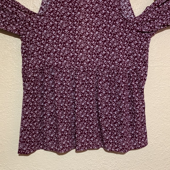 American Eagle Top Cold Shoulder Blouse XS Burgundy White🌀 - Picture 4 of 16